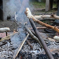 Ein Feuer in dem Stockbrot gebacken wird