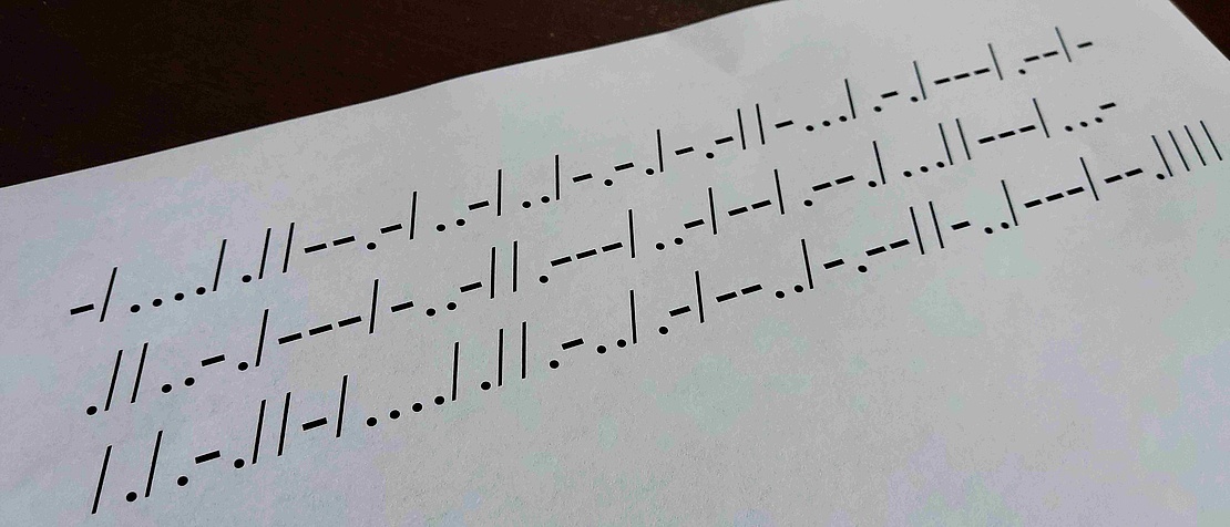Morse Code auf Papier dargestellt