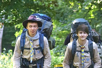 Pfadfinderin und Pfadfinder beim Wandern