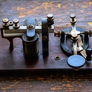 Ein alte Morsetaste mit einer Grundplatte aus dunklem Holz