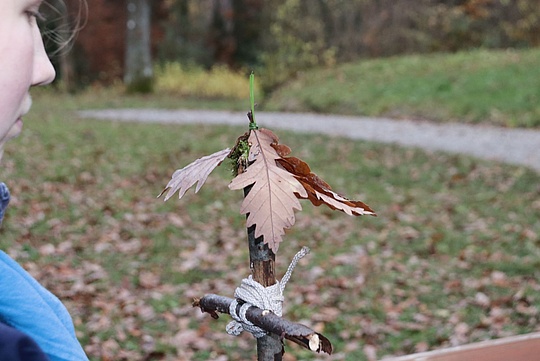 Eine Pfadfinderin hält ihr Fallschirmspringermännchen in der Hand