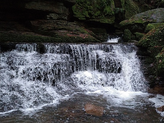 Ein plätschernder Wasserfall, Abenteuer pur für Pfadfinderinnen und Pfadfinder