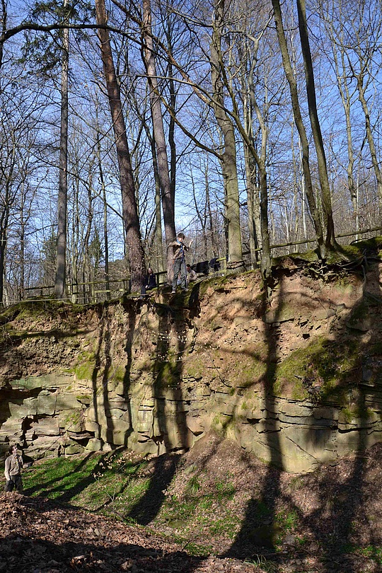 Das Schleusseil mit Person in Vollansicht: Ganz schön weit oben