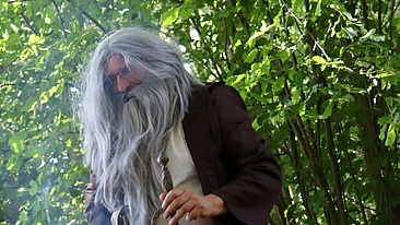 Pfadfinderinnen und Pfadfinder treffen Merlin den Zauberer