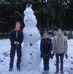 Pfadfinderinnen aus Sindelfingen mit Schneemann