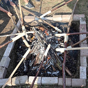 Stockbrotbacken am Feuer