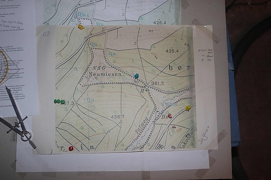 Planspielkarte Eine topografische Karte auf der einige Pinnadeln stecken.