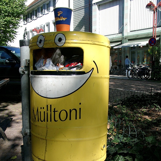 Mülltoni. Quelle: Wikipedia, Foto: Sven Dittmar Ein Mülltoni, die typische Mülltonne in Sindelfingen