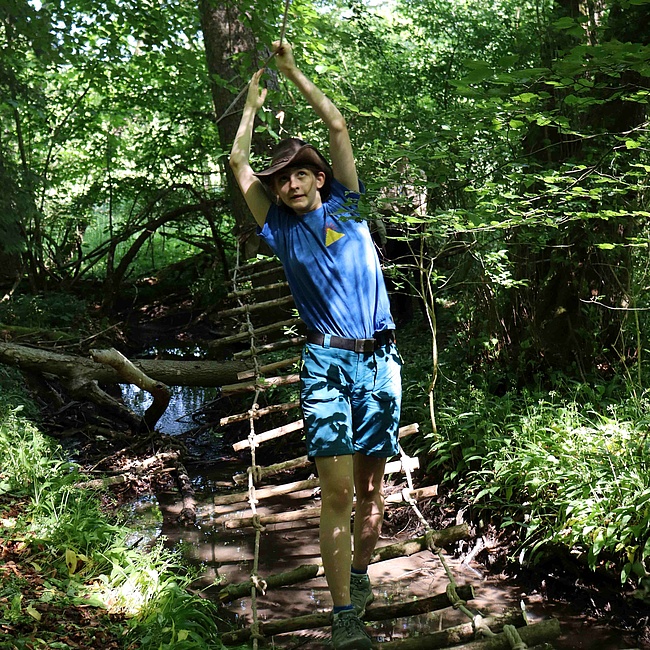 Pfadfinderin auf Hängebrücke