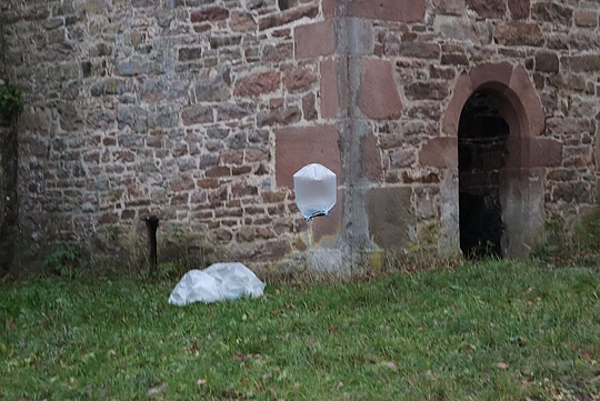 Ein selbstgebastelter Fallschirm landet auf einer Wiese